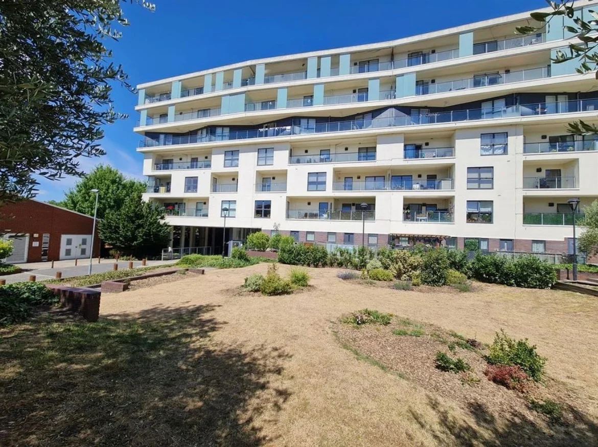 Flat Hayling Way in Greater London