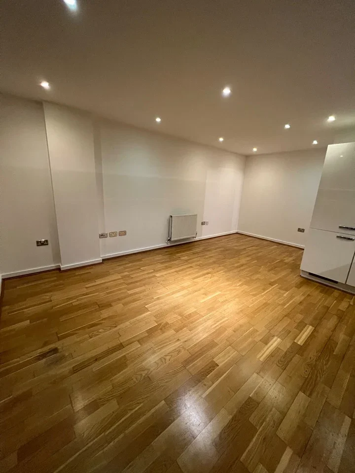 Flat Hayling Way in Greater London