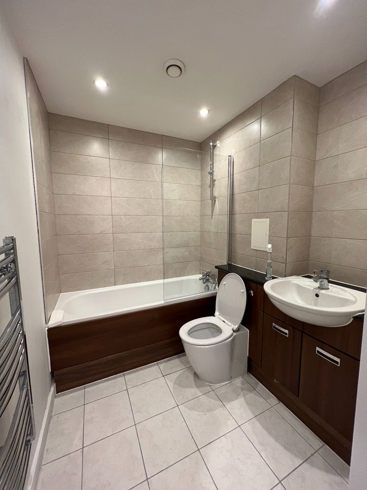 Flat Hayling Way in Greater London