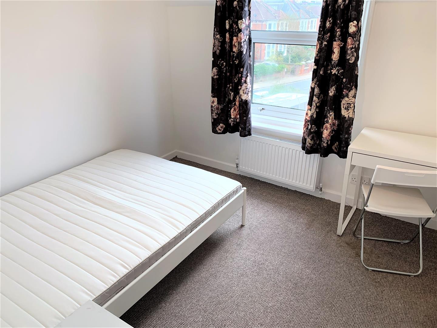 Room Lowcay Road in Portsmouth