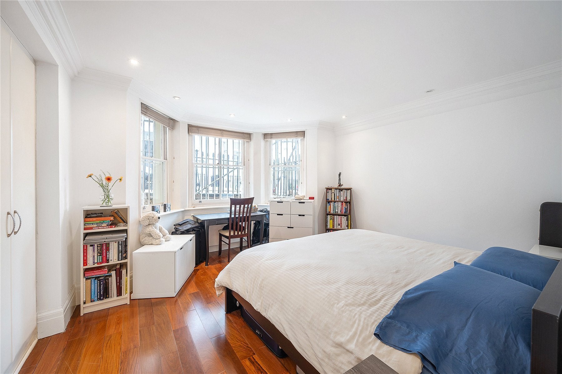 Flat Campden Hill Gardens in Greater London