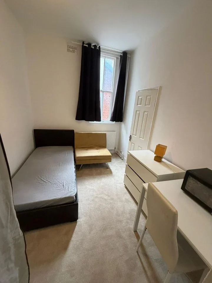 Room Lysways Street in Walsall