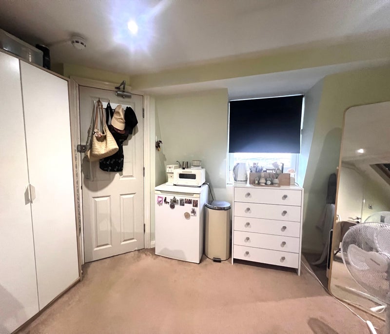 Room Queenstown Road in Greater London