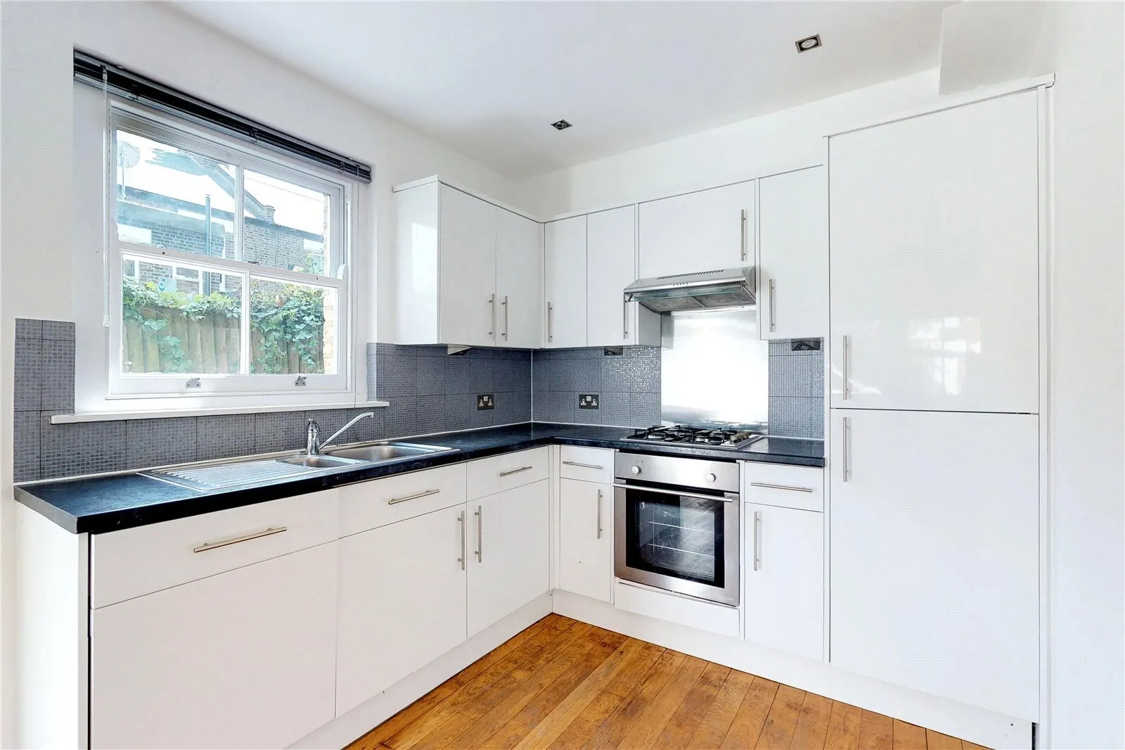 House Mutrix Road in Greater London