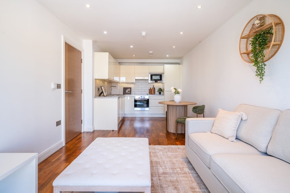 Flat Holman Road in Greater London