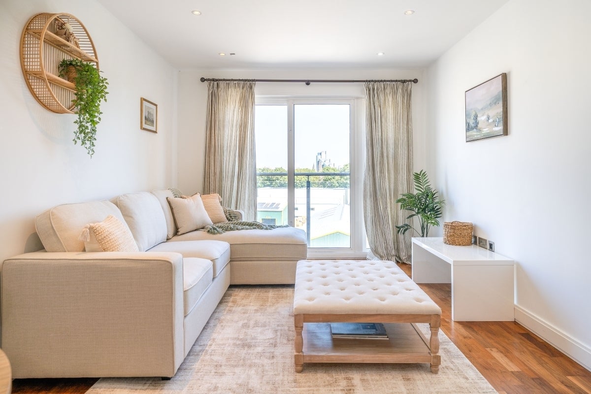 Flat Holman Road in Greater London