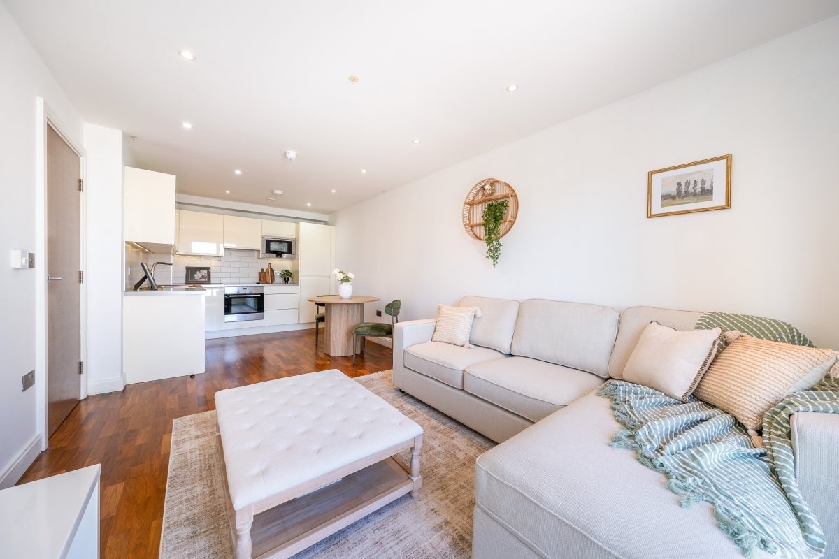 Flat Holman Road in Greater London