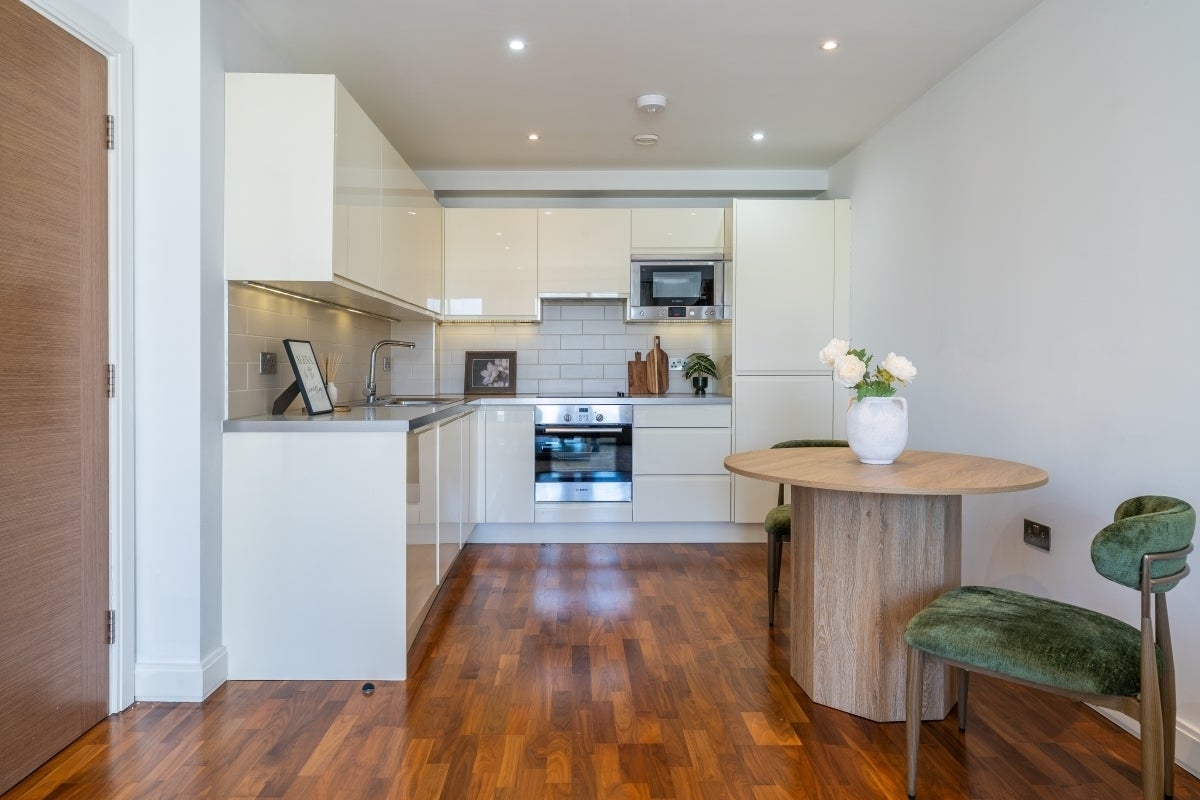 Flat Holman Road in Greater London
