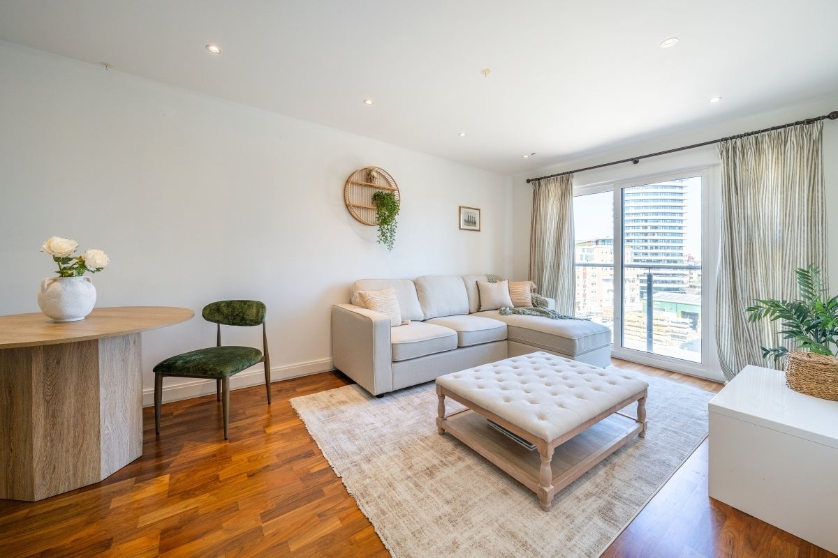 Flat Holman Road in Greater London