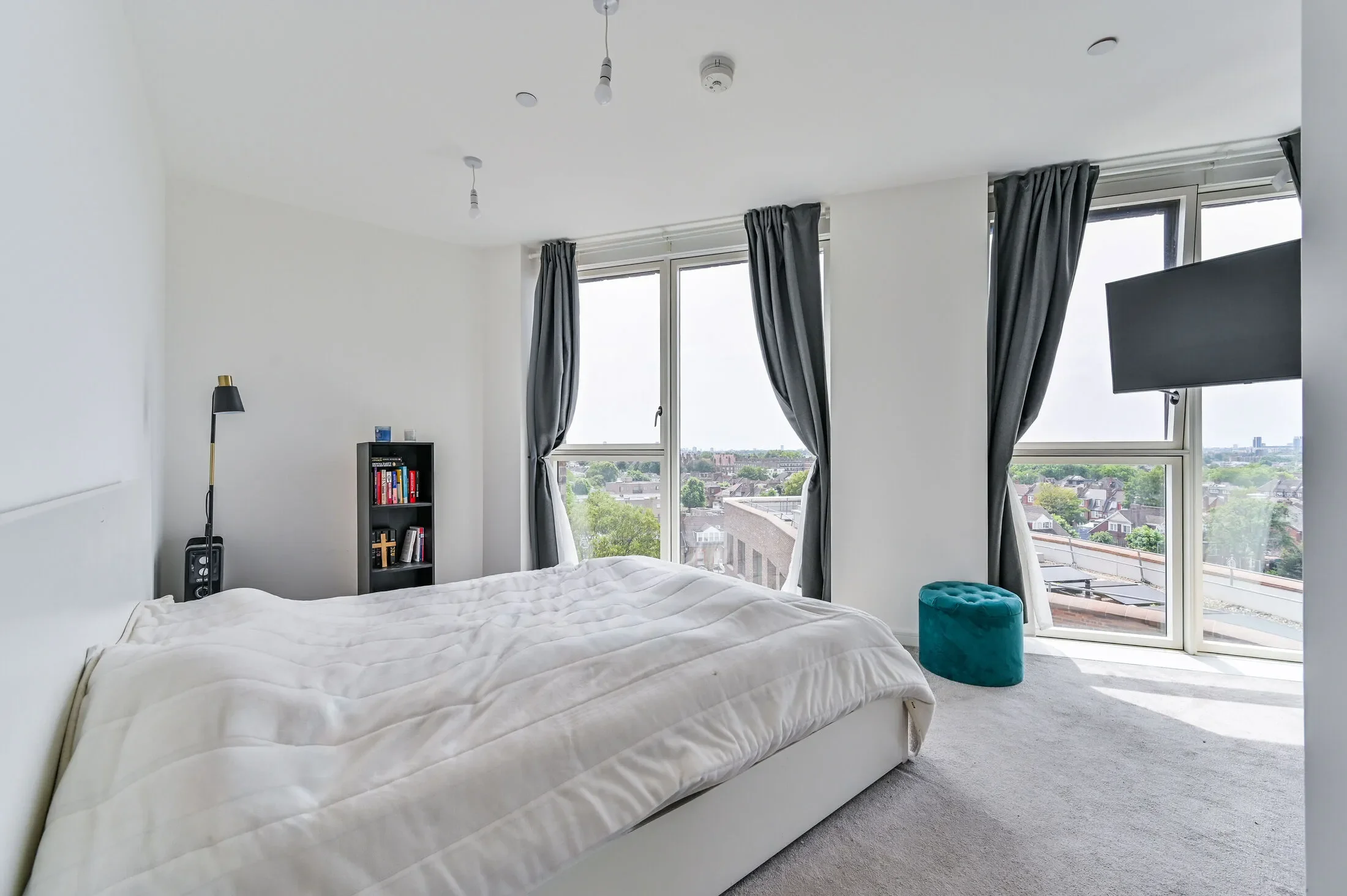 Flat Ilan Square in Greater London