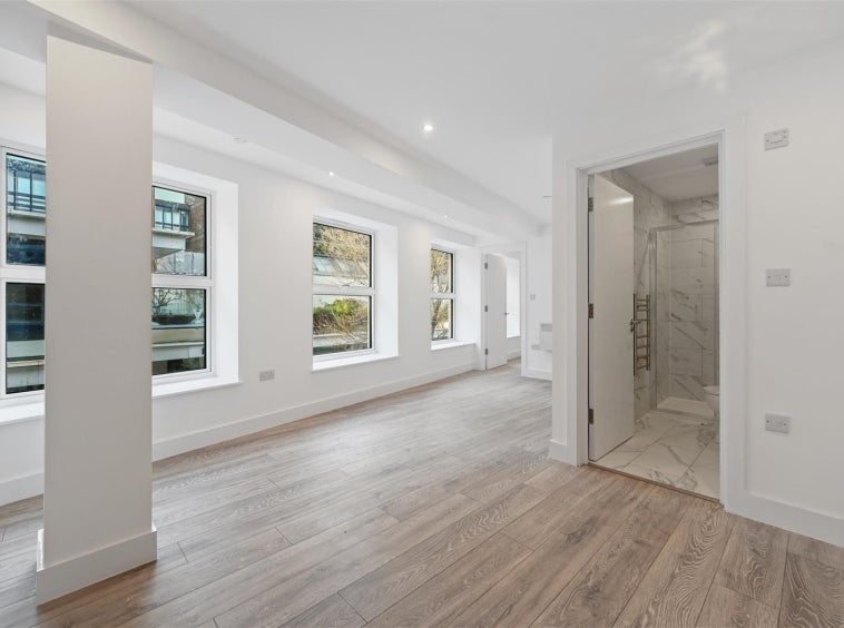 Flat Commercial Way in Woking