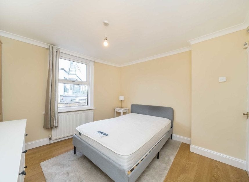 Flat Clapham High Street in Greater London