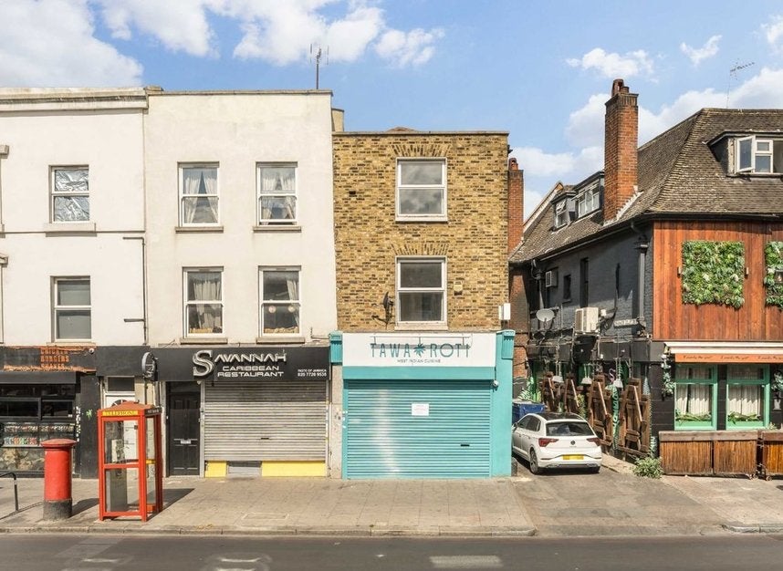 Flat Clapham High Street in Greater London