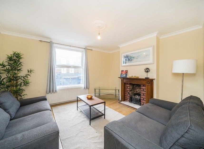 Flat Clapham High Street in Greater London