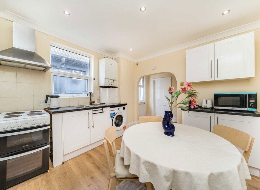 Flat Clapham High Street in Greater London