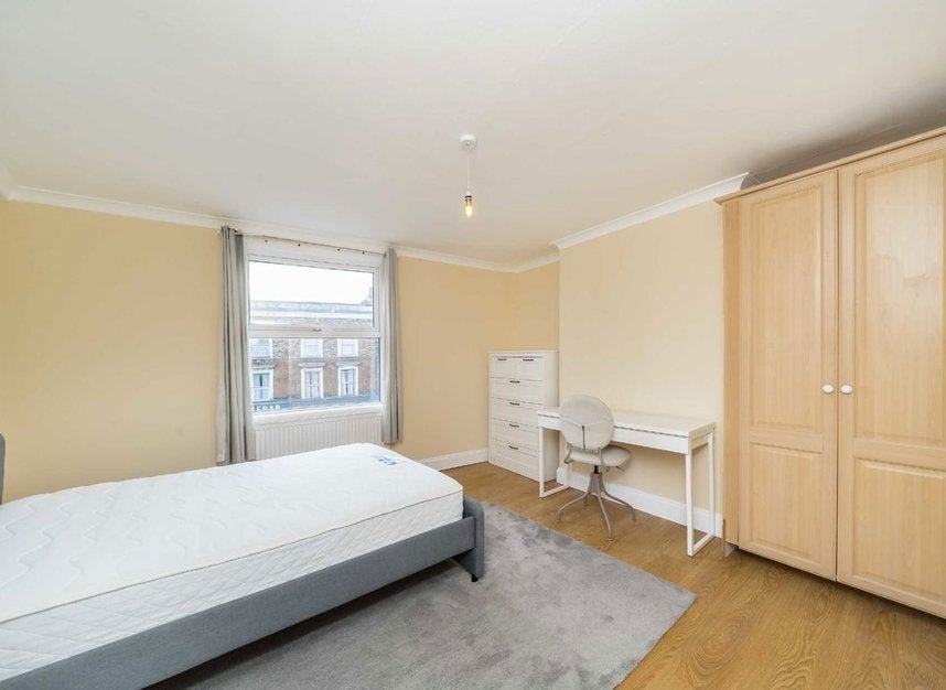 Flat Clapham High Street in Greater London