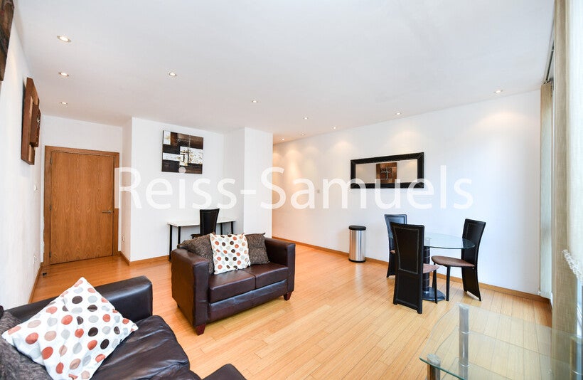 Flat Westferry Road in Greater London