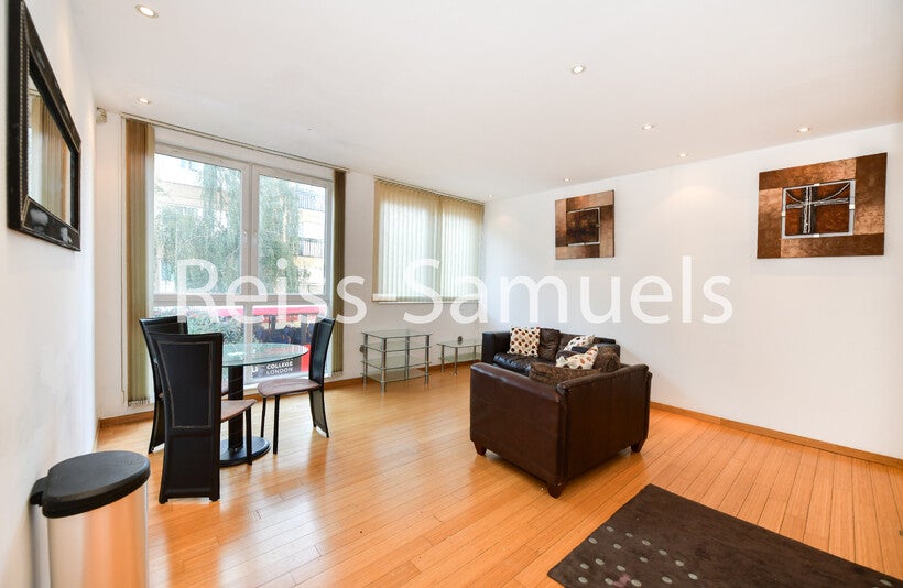 Flat Westferry Road in Greater London