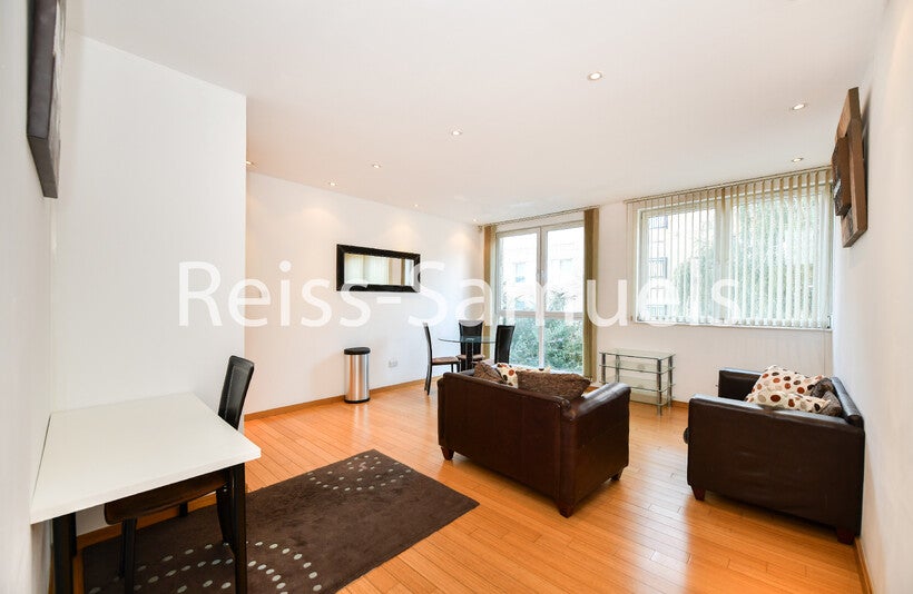 Flat Westferry Road in Greater London