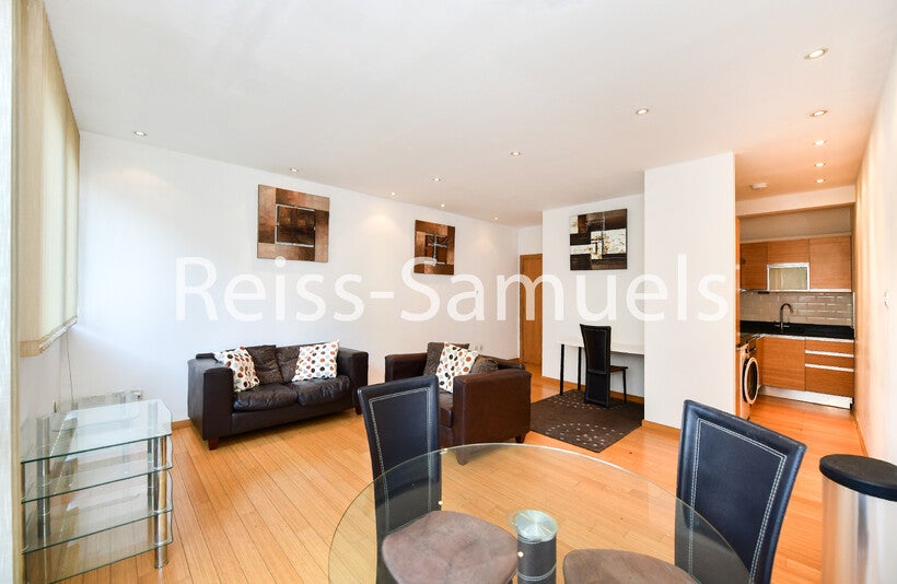 Flat Westferry Road in Greater London