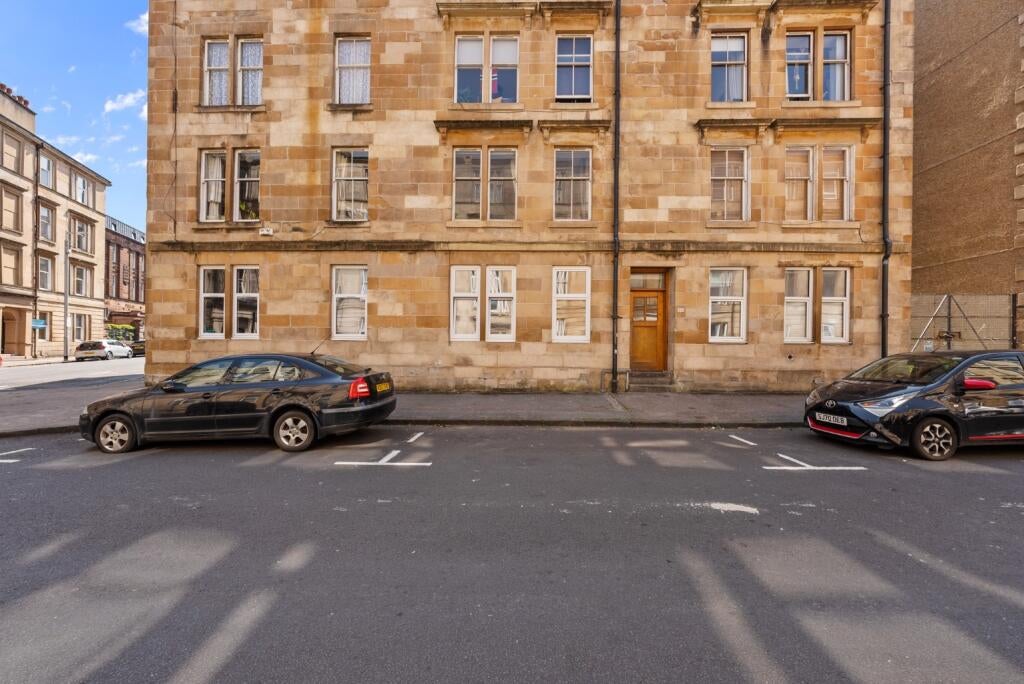 Flat Willowbank Crescent in Glasgow