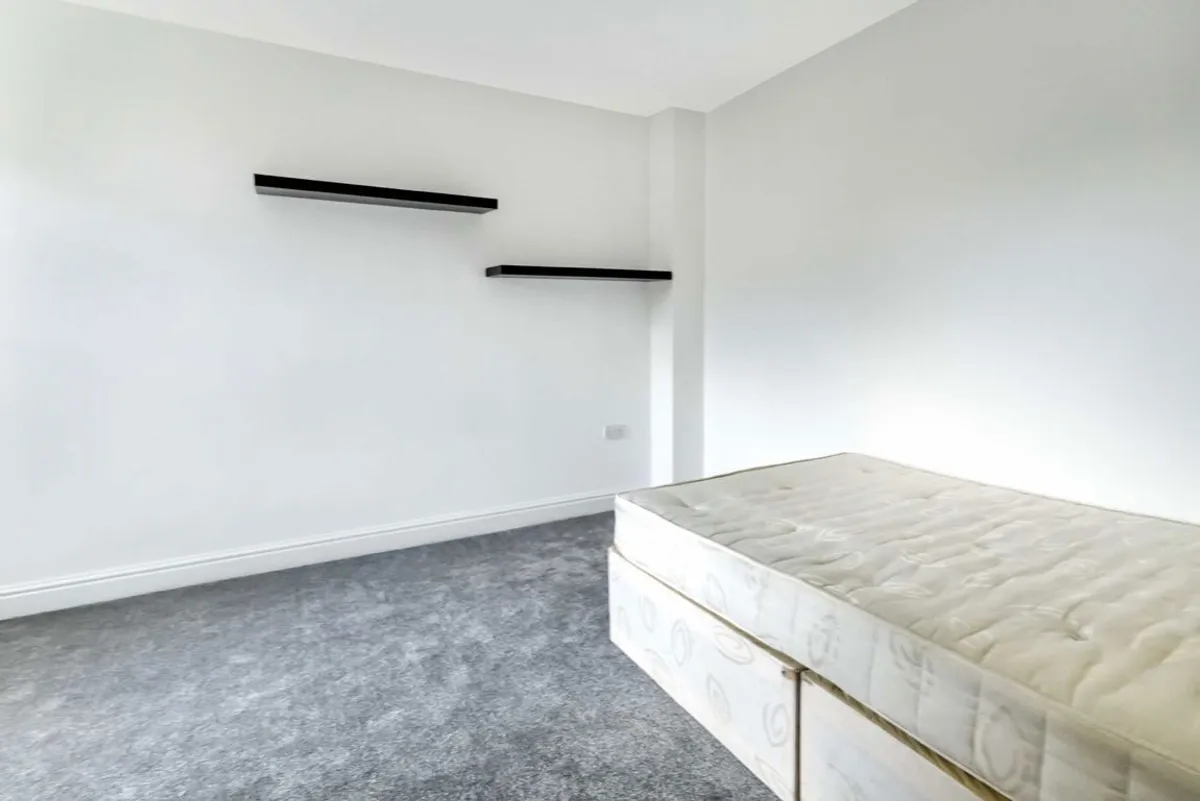 Flat Northfield Avenue in Greater London