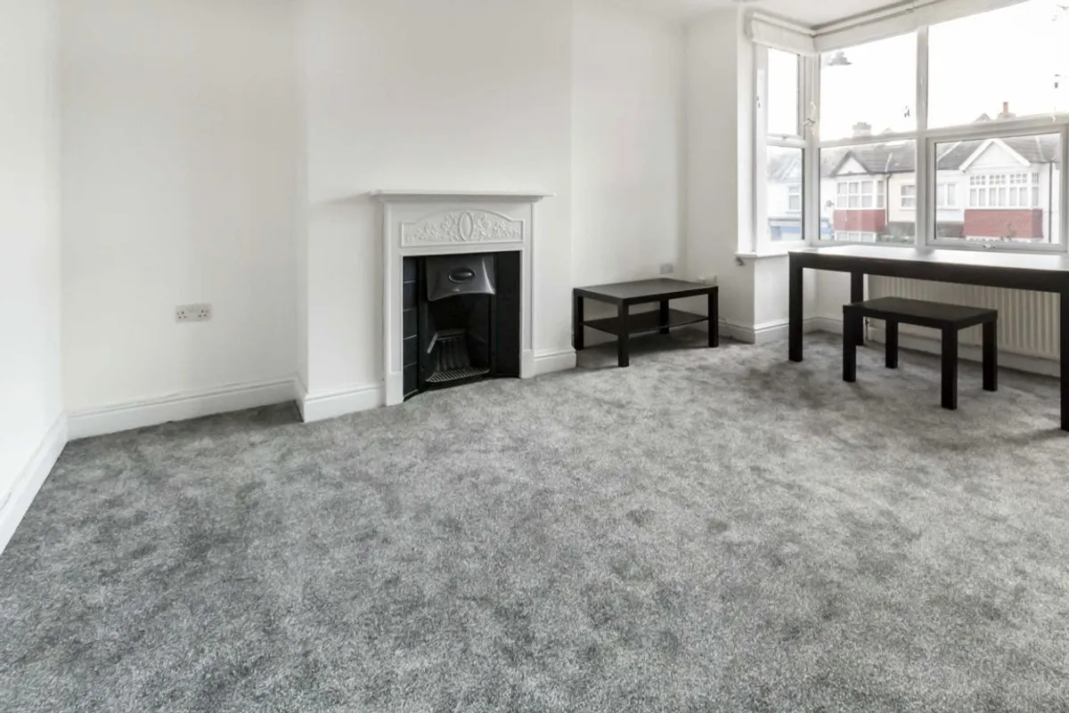 Flat Northfield Avenue in Greater London