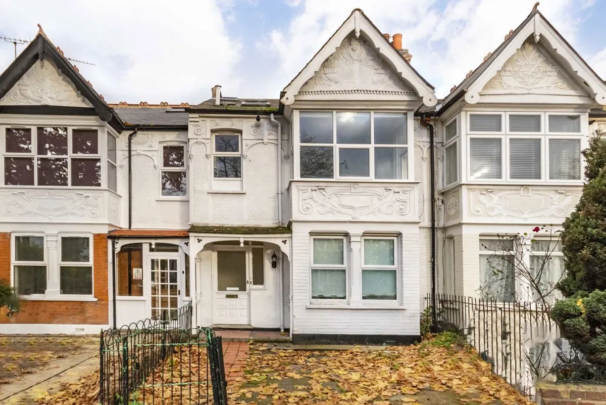 Flat Northfield Avenue in Greater London