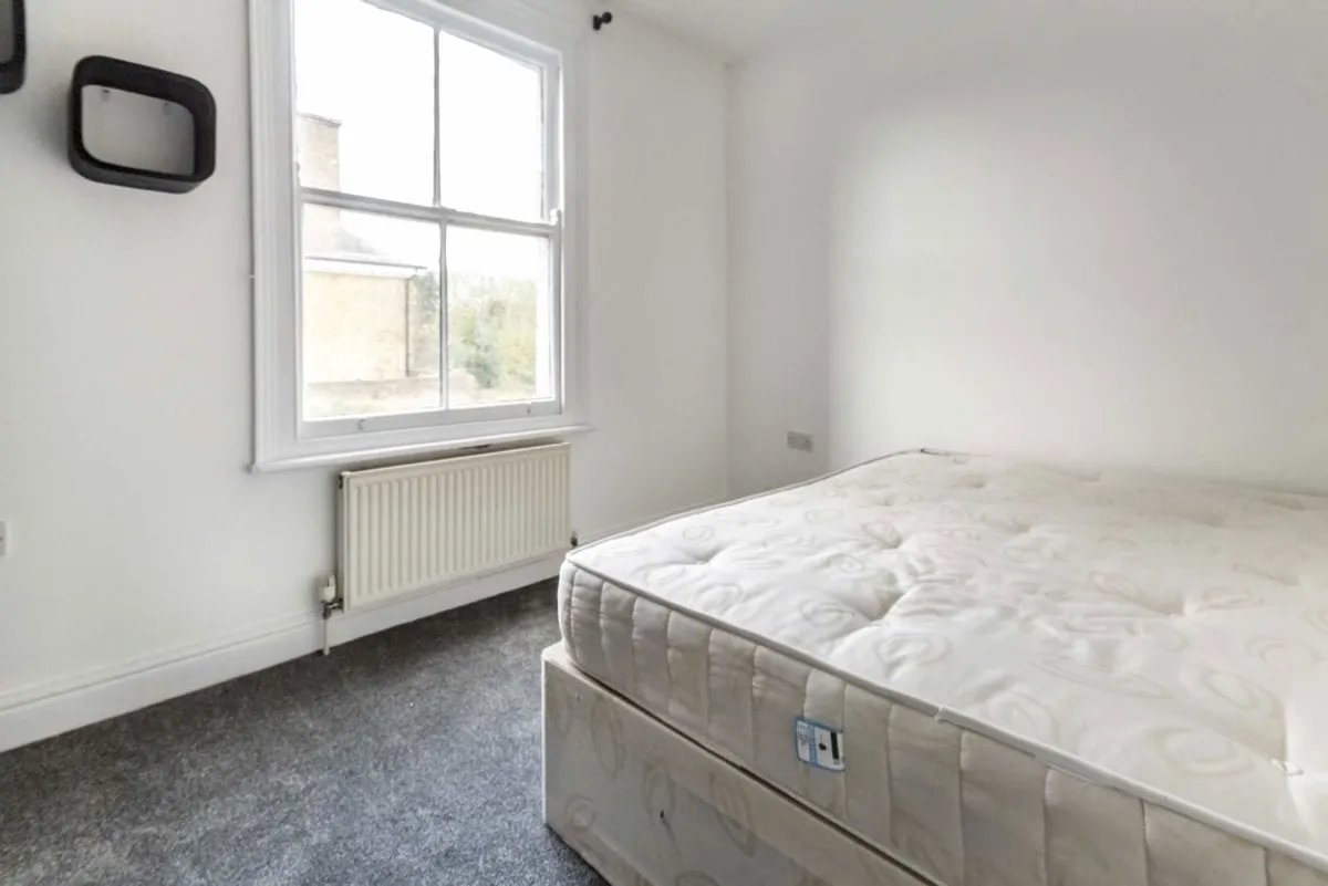 Flat Northfield Avenue in Greater London