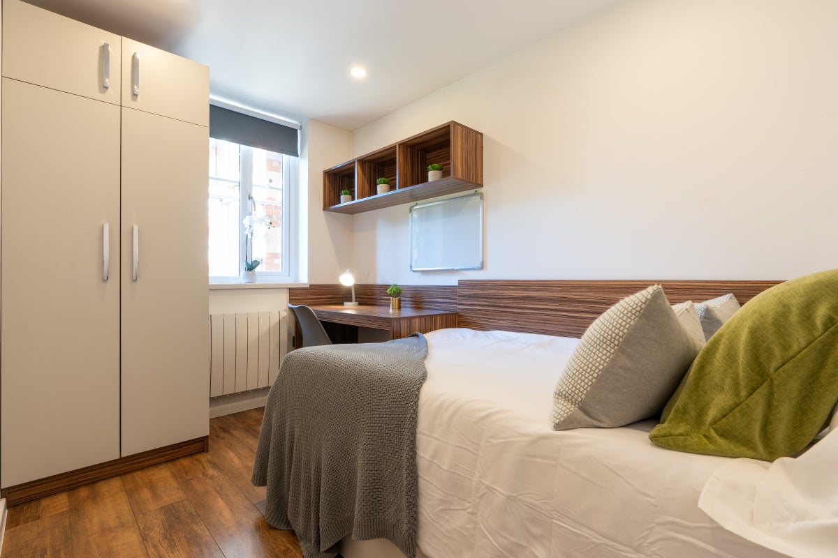 Flat Eskdale Terrace in Newcastle upon Tyne