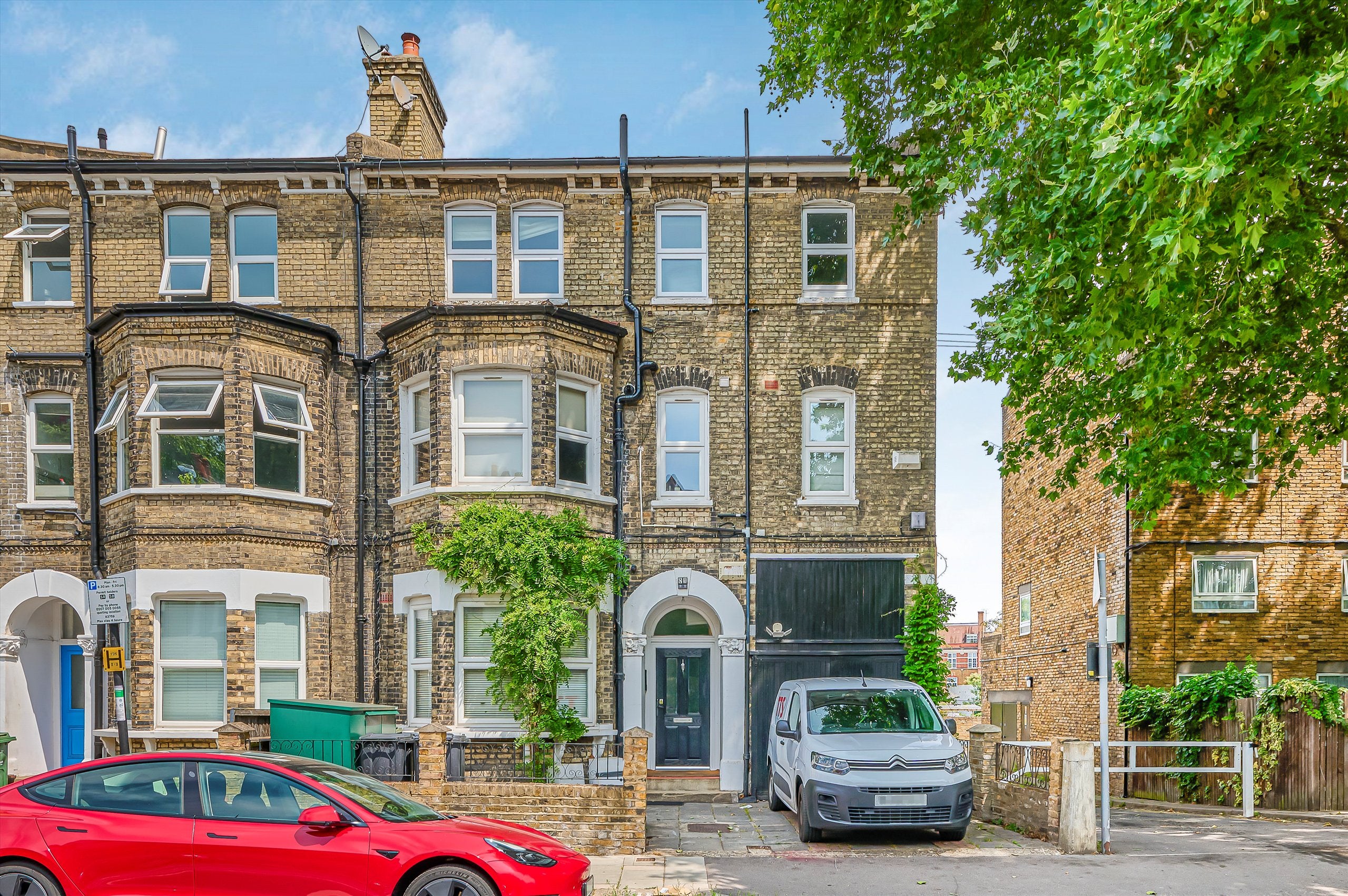 Flat Union Road in Greater London