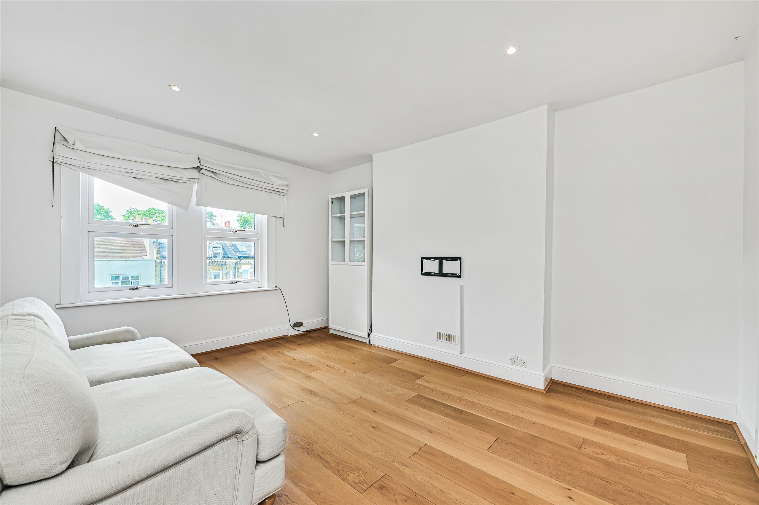 Flat Union Road in Greater London
