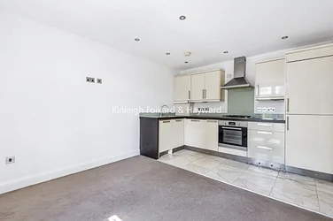 Flat Hayes Road in Greater London