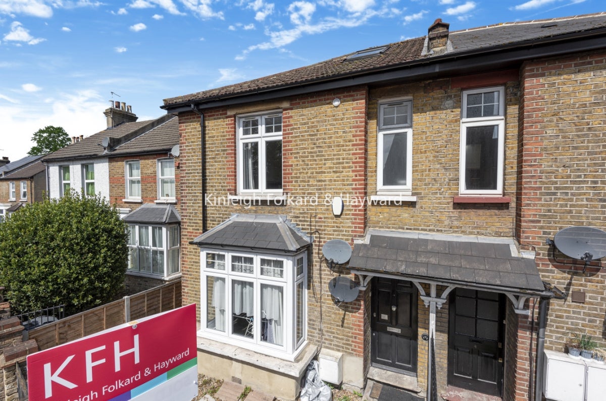 Flat Hayes Road in Greater London