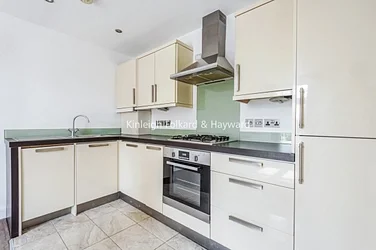 Flat Hayes Road in Greater London