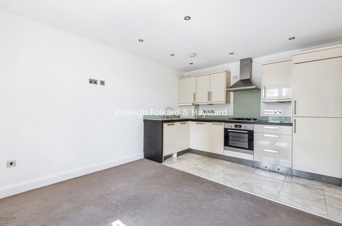 Flat Hayes Road in Greater London