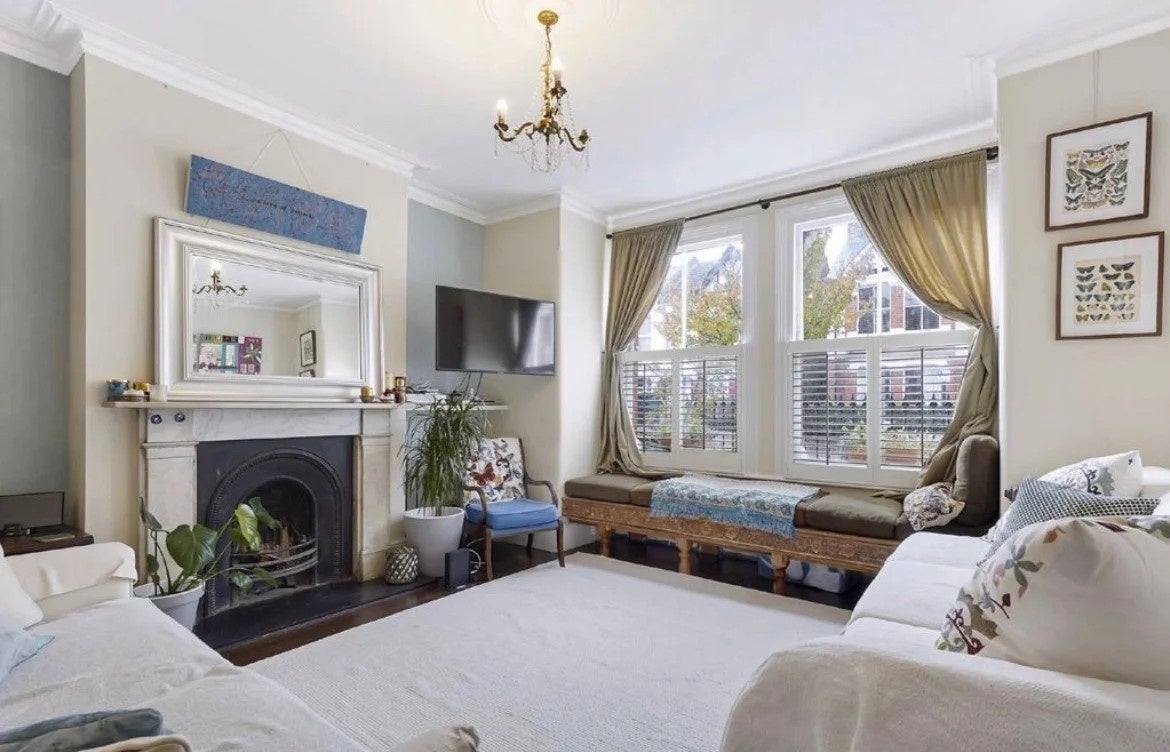 House Davis Road in Greater London