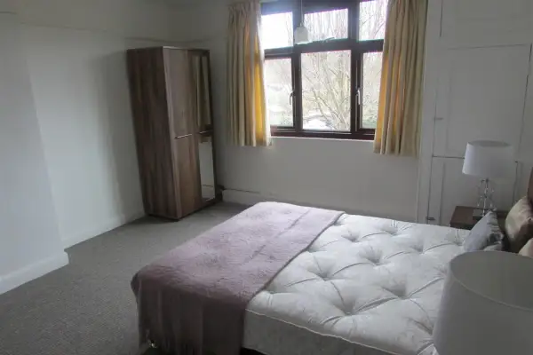 Room Hillside Road in Wellingborough