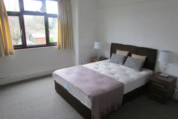Room Hillside Road in Wellingborough