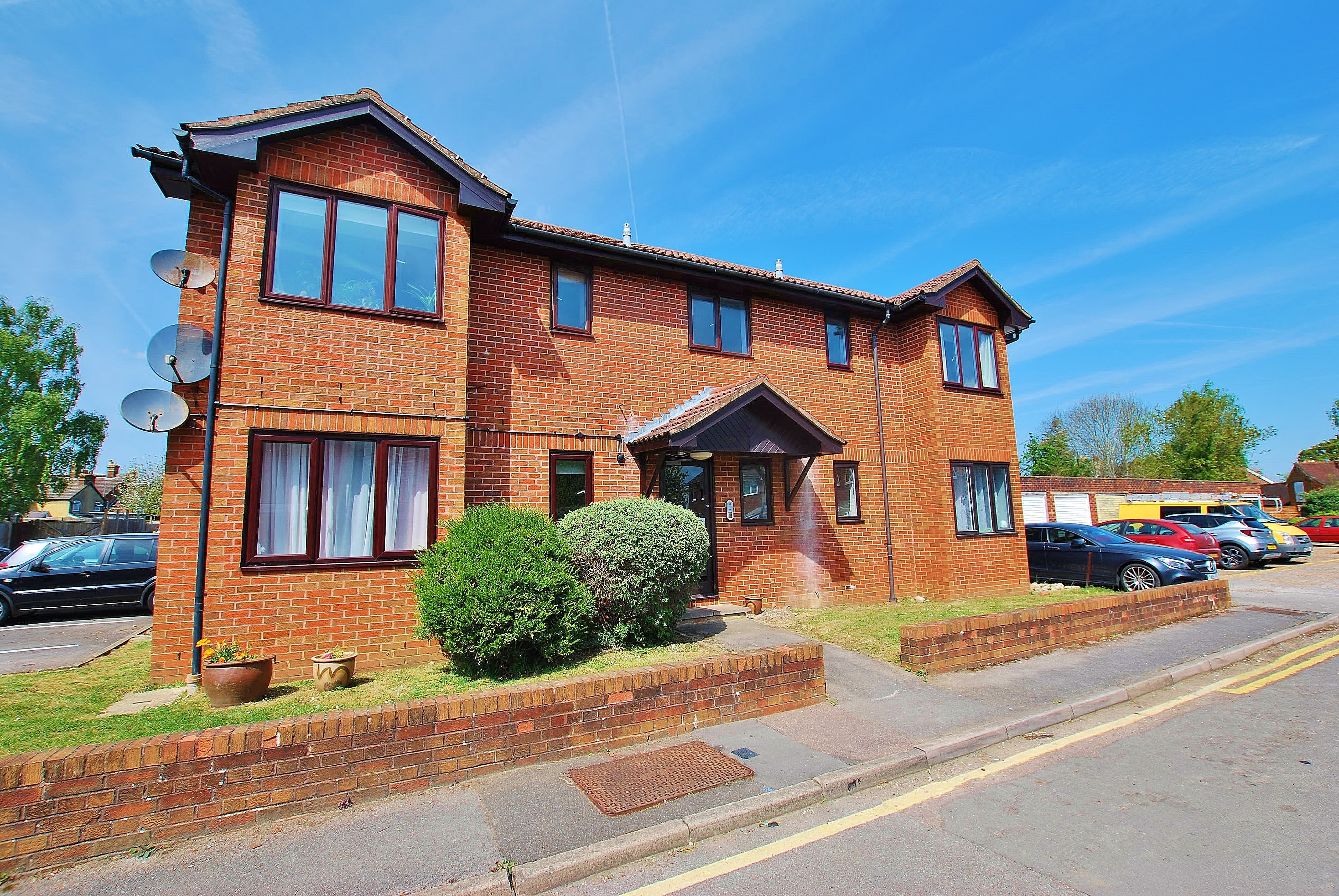 Flat Manor Road in Guildford
