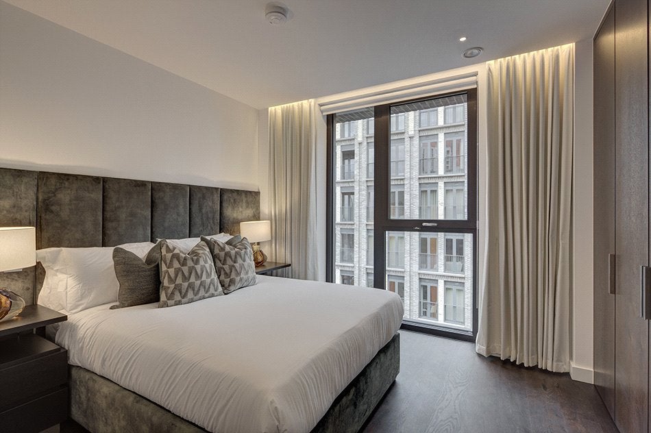 Flat Ponton Road in Greater London