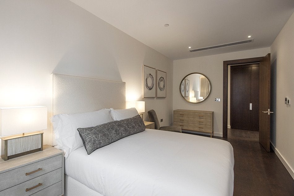 Flat Ponton Road in Greater London