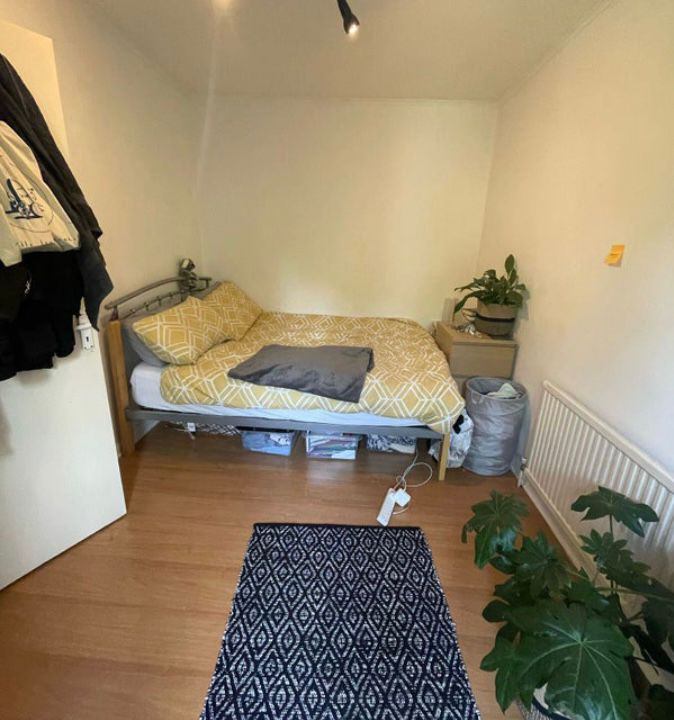 Room Rodenhurst Road in Greater London