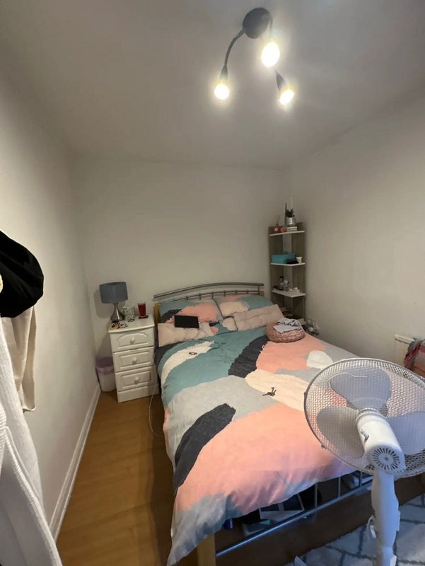 Room Rodenhurst Road in Greater London