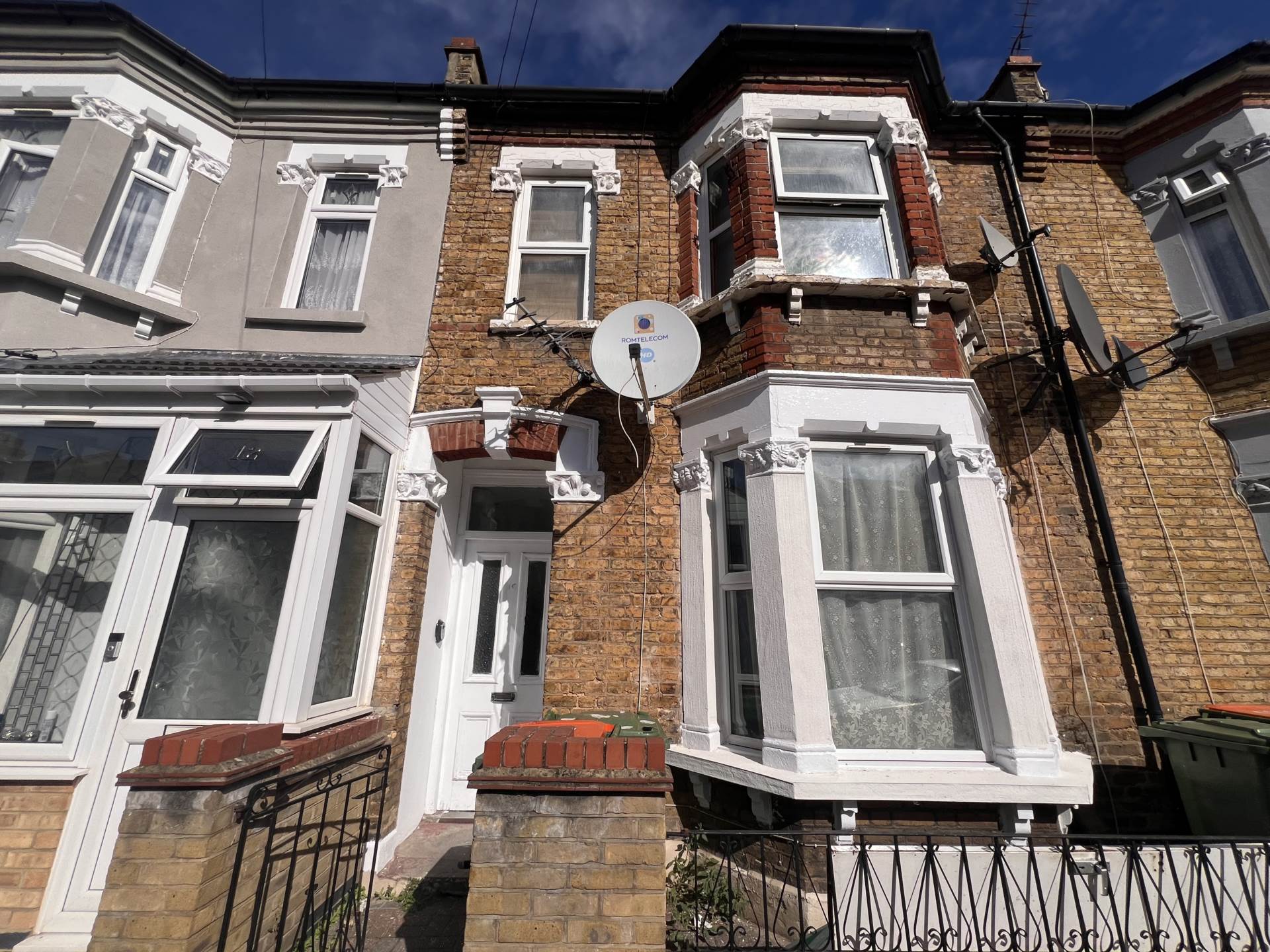 Flat Gower Road in Greater London