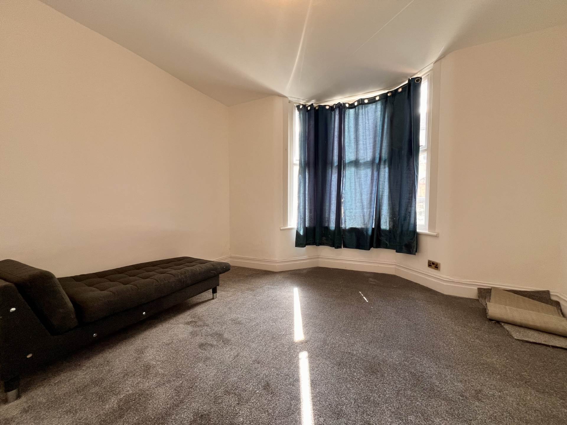 Flat Gower Road in Greater London