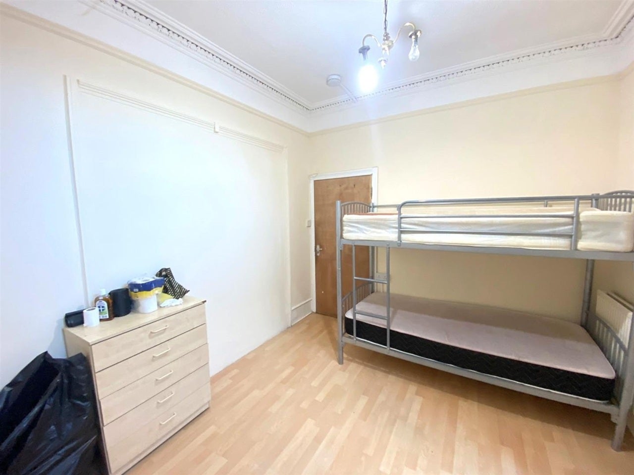 Room Stanley Road in Greater London