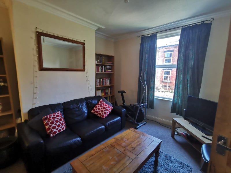 Room Quarry Mount Terrace in Leeds