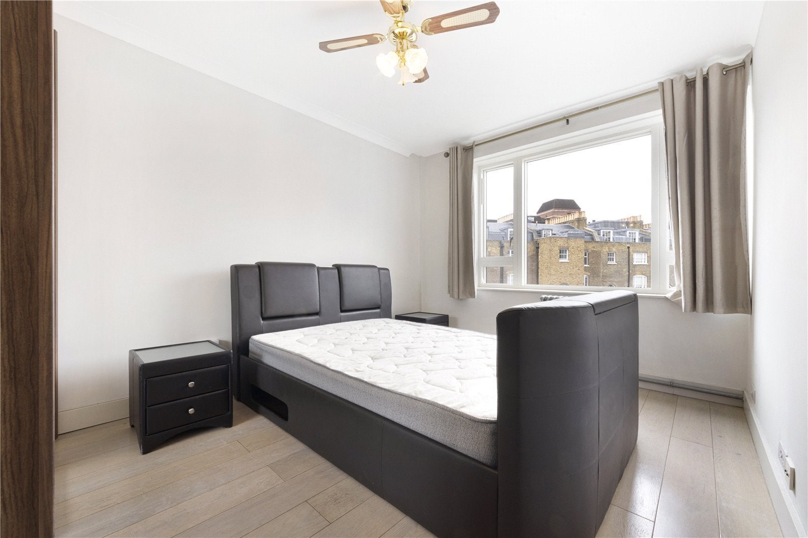 Flat Park Crescent in City of Westminster