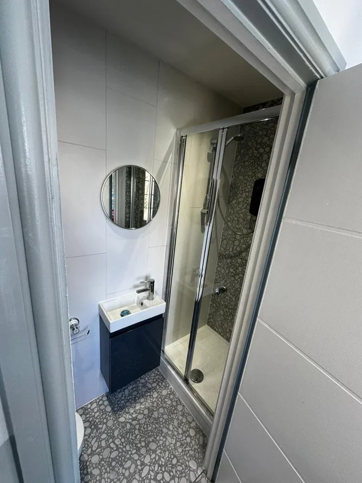 Flat Dunsmore Road in Elmbridge